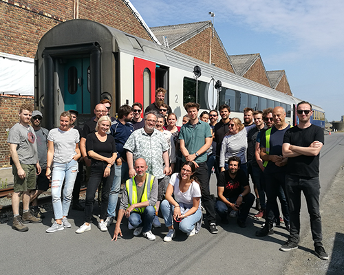 De volledige filmcrew in de werkplaats van Oostende