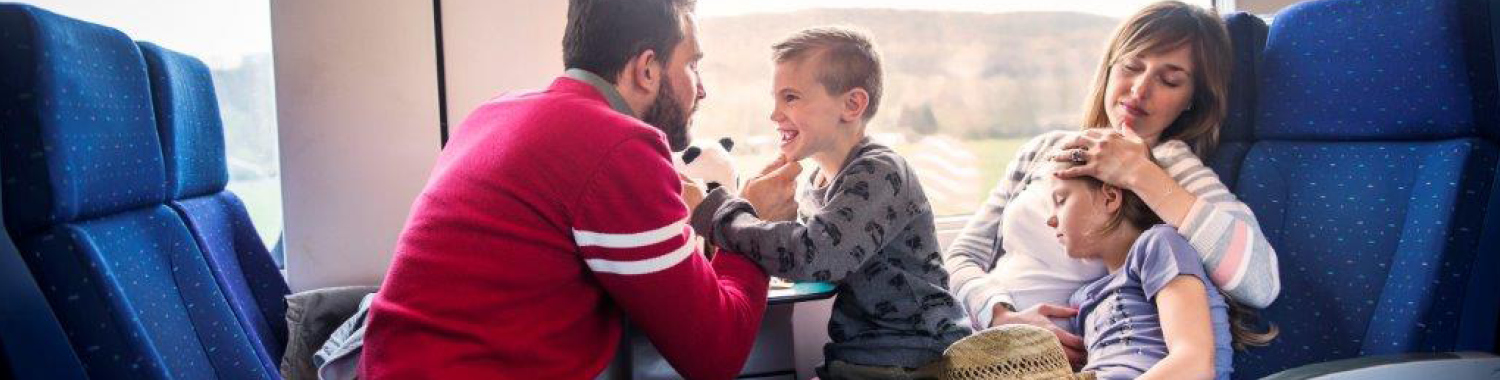 Famille avec enfants dans un train belge