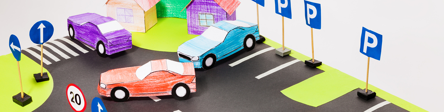 Voitures garées dans un parking