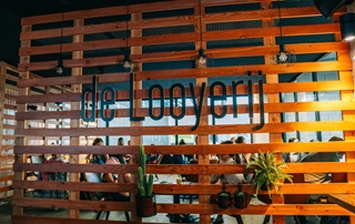 Construction en bois avec le logo de la brasserie De Looyerij Aalst