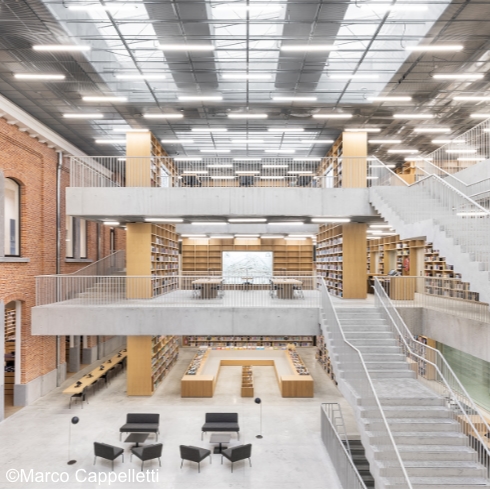 Vue des sièges, des escaliers et des étages de la bibliothèque Utopia
