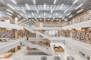 Plusieurs étages avec des étagères à livres et des sièges dans la bibliothèque municipale et l'académie des arts du spectacle Utopia Aalst
