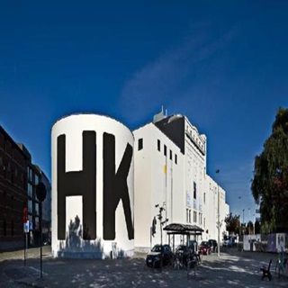 le bâtiment du musée d'art contemporain M HKA à Anvers et un ciel bleu