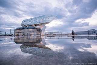 Weerspiegeling van Havenhuis Antwerpen in water