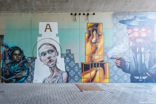 Graffiti van verschillende kunstenaars in tunnel station Antwerpen-Luchtbal