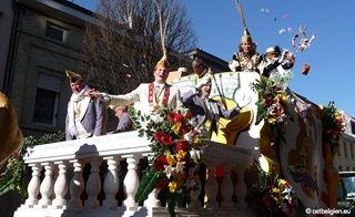 char de carnaval avec des personnes déguisées