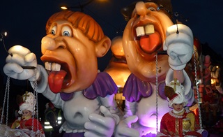 un char de carnaval qui caricature les politiciens belges