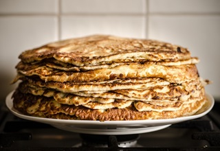 Une pile de crèpes chaudes et appétissantes