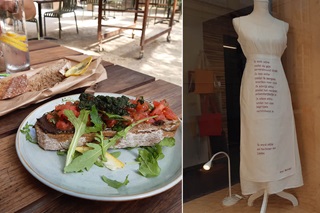 Gauche : une appétissante tartine épaisse avec de la tapenade et de la salade fraîche. Droite : un mannequin avec un tablier blanc sur lequel est écrit un poème.