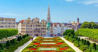 Vue sur les jardins fleuris du Mont des Arts au printemps