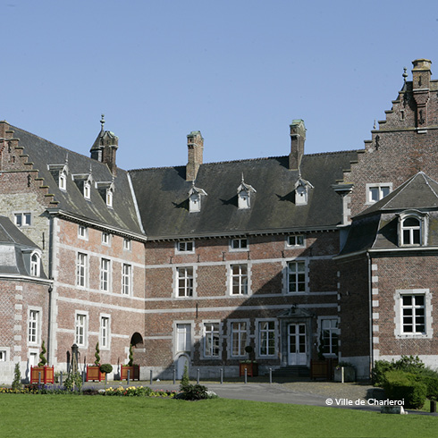 Château de Monceau-sur-Sambre et sa cour