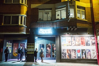 Des personnes attendant l'ouvertue du Théâtre L'Ancre
