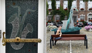 Links: glaswerk van een saxofoon op een deur. Rechts: reuze saxofoon in glas op een plein.