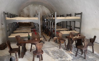 Stapelbedden en eettafels in de Citadel van Dinant.