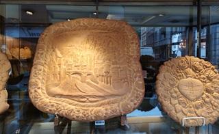 Reuzegrote Dinantse koeken in de vitrine van een bakker. 