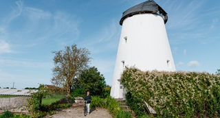 Un moulin ancien peint en blanc dans la campagne