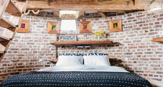 Chambre d'adulte devant un mur sablé