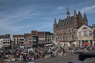 Marché aux puces devant l'hôtel de ville