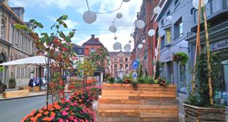 Une terrasse décorée de lampions