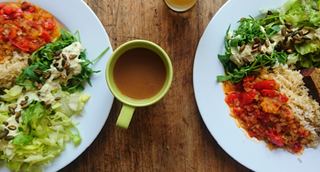 Deux assiettes de salade composées