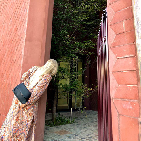 Une jeune dame blonde à l'entrée du musée Z33 à Hasselt