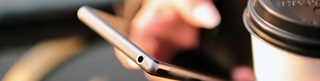 iemand gebruikt zijn smartphone op de trein 