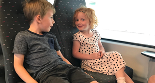 Deux petits enfants assis dans le train