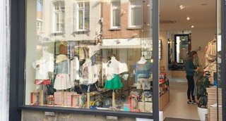 Une vitrine de magasin de vêtements pour enfants