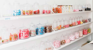 Un étalage de confiserie avec plusieurs sortes de bonbons différents