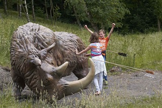 Des enfants ont tiré leurs flèches sur un grand rhinocéros en 3D au Préhistomuseum de Flémalle.