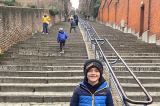 Een kind aan de trappen van Bueren in Luik