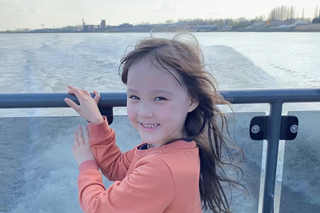 een meisje op de waterbus in Antwerpen