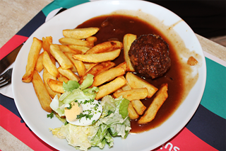 Een bord met Luikse ballekes in jagersaus en frietjes