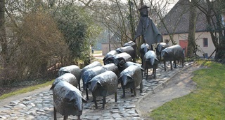 Le statue des Têtes de mouton à Lierre (sculpture d’un berger avec ses moutons).