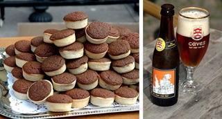 Des petits gâteaux accompagnent une Caves, la bière locale.