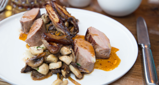 Un plat de viande aux champignons et chicons caramélisés.