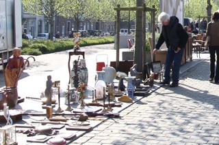 La brocante du dimanche à Tongres avec des visiteurs.