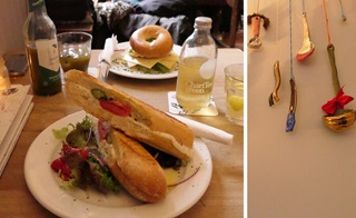 Een lekker paninibroodje, een bagel en kleurig bestek een keukenaccessoires aan de muur in Café Zondag in Maastricht