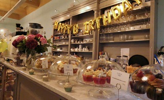 Taartjes en cupcakes uitgestald op de toonbank van Piece of Cake