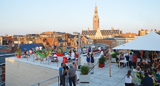 Een rooftop party op het dak van het M-Museum