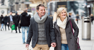 Un couple âgé se promène en ville
