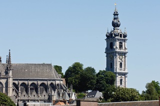 Beffroi de Mons sous un ciel ensoleillé