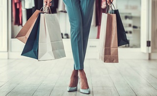 Une femme et ses sacs de shopping