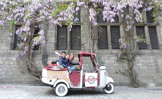 Un couple sur un triporteur
