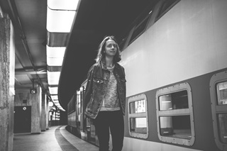 Un musicien sur le quai de la gare