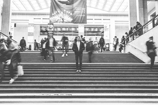 Un musicien dans la salle des pas perdus à Bruxelles-Central