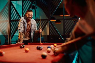 jongeren spelen snooker