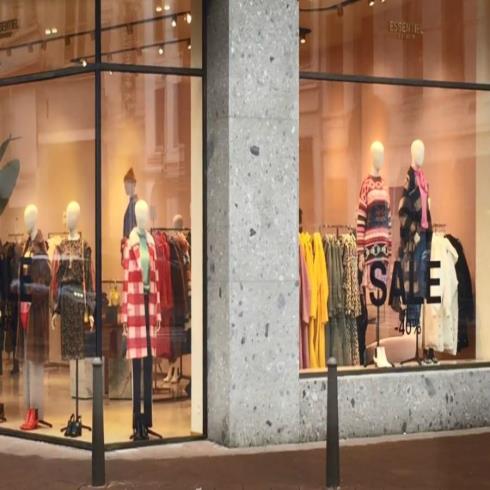 Etalage van een kledingwinkel
