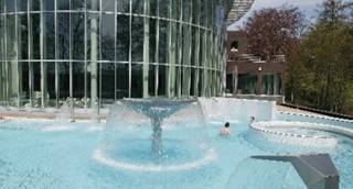 Thermes de spa, piscine extérieure