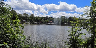 Vue d'une fontaine dans le lac de Warfaaz avec le Jardin des Elfes au loin